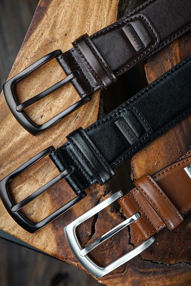 클래식 리얼 레더 벨트는 소가죽 소재로 제작되어 부드러운 촉감을 자랑하며, 일상과 정장 모두에 활용 가능한 실용적인 아이템입니다. 블랙, 다크 브라운, 카멜 3가지 색상으로 출시되어 취향에 따라 선택할 수 있으며, 버클 디자인으로 클래식하고 미니멀한 스타일을 연출합니다. 사이즈 조절이 용이하며, 스크래치에 강한 메탈 버클과 자연스러운 에이징이 특징입니다. 친환경 종이 박스 패키징과 생분해성 비닐 포장으로 환경까지 생각했습니다. 오피스룩, 비즈니스 캐주얼, 출근룩에 매치하여 세련된 스타일을 완성해보세요.
