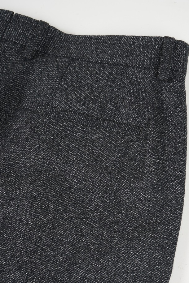 세련된 데님 이펙트의 남성용 '데님 이펙트 원턱 C.L핏 셋업 팬츠'입니다. 캐주얼부터 미니멀, 클래식 스타일까지 소화 가능한 활용도 높은 아이템입니다. 봄, 가을 시즌에 적합하며, 차분한 그레이 컬러와 레귤러핏으로 편안한 착용감을 선사합니다. 출근룩과 비즈니스 캐주얼에도 잘 어울리는 세련된 디자인으로, 원턱 디테일이 돋보입니다. 데님 소재 특유의 멋스러움과 무지 패턴으로 어떤 상의와도 쉽게 매치할 수 있습니다.
