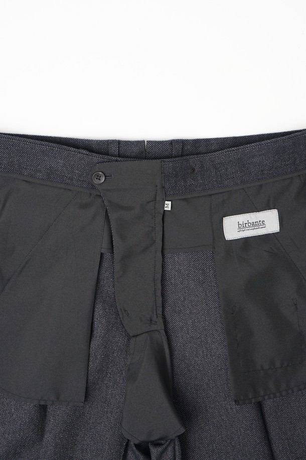 네이비 컬러의 데님 이펙트 원턱 C.L핏 셋업 팬츠입니다. 캐주얼, 미니멀, 클래식 스타일을 아우르는 디자인으로, 출근룩이나 비즈니스 캐주얼에 적합합니다. 사계절 모두 착용 가능하며, 일자핏과 레귤러핏으로 편안한 착용감을 선사합니다. 데님 소재 특유의 견고함과 원턱 디테일이 돋보이는, 활용도 높은 아이템입니다.
