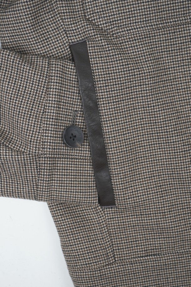 세련된 남성미를 더하는 레더 카라 블루종 재킷입니다. 그레이와 블랙 두 가지 색상으로 출시되어 어떤 스타일에도 쉽게 매치할 수 있습니다. 뻣뻣한 촉감의 가죽 소재와 두꺼운 두께감으로 제작되어, 봄, 가을 간절기에 따뜻하면서도 시크한 분위기를 연출합니다. 캐주얼, 클래식, 미니멀 스타일을 아우르며, 출근룩, 모임룩, 데이트룩 등 다양한 TPO에 활용 가능합니다. 버튼 여밈 방식, 레귤러핏 디자인, 카라 디테일이 돋보이는 긴소매 블루종으로, 당신의 옷장에 특별함을 더해줄 것입니다.
