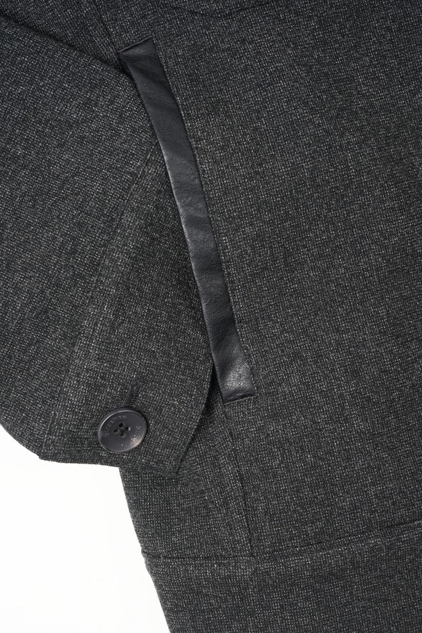 **레더 카라 블루종 재킷**은 남성용 아우터로, 가을과 겨울에 착용하기 좋은 두꺼운 두께감의 블랙 컬러 자켓입니다. 클래식하고 캐주얼한 스타일을 동시에 연출하며, 무지 패턴에 레귤러 핏으로 제작되었습니다. 가죽 또는 인조가죽 소재를 사용하여 뻣뻣한 촉감을 주며, 카라 디테일과 긴 소매 기장이 특징입니다. 버튼 여밈 방식을 갖춘 블루종 타입의 자켓으로, 출근룩, 모임룩, 데이트룩 등 다양한 TPO에 활용 가능합니다.
