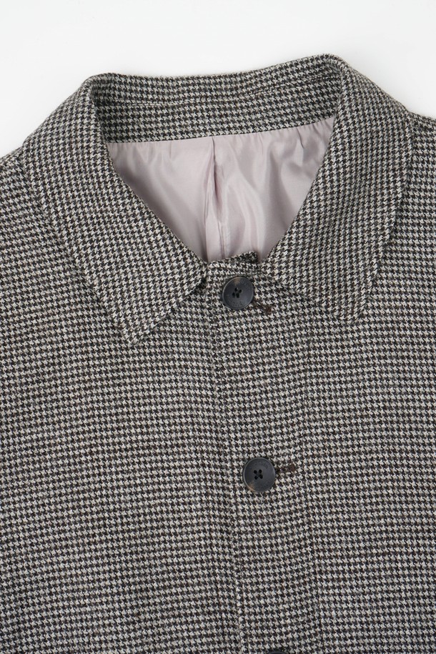 헤리티지 하운드투스 블루종 재킷은 가을과 겨울, 당신의 품격을 높여줄 남성용 아우터입니다. 톤 다운된 그레이 컬러와 클래식한 하운드투스 패턴이 세련된 인상을 주며, 레귤러 핏으로 제작되어 편안한 착용감을 선사합니다. 울 소재의 두꺼운 두께감으로 보온성을 높였으며, 뻣뻣한 촉감이 고급스러운 분위기를 더합니다. 버튼 여밈 방식과 플랩 포켓 디테일이 돋보이는 블루종 스타일로, 출근룩, 비즈니스 캐주얼, 모임룩 등 다양한 TPO에 활용 가능합니다.
