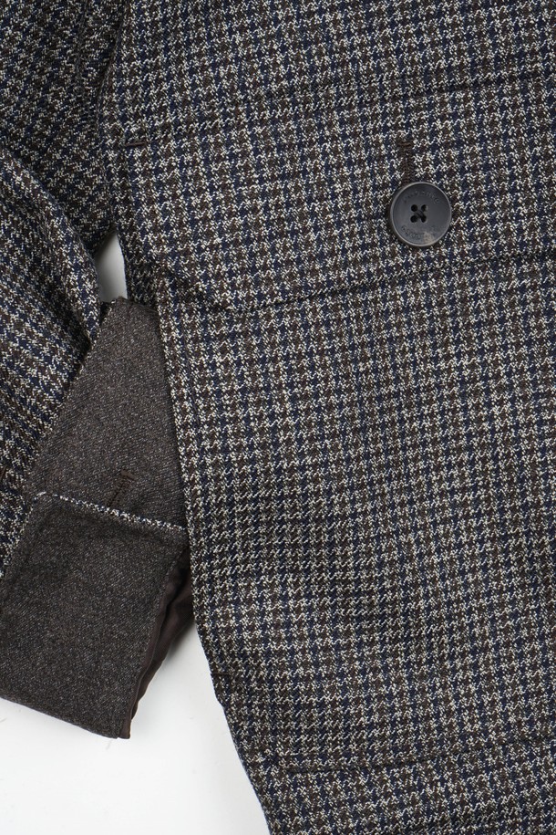 헤리티지 하운드투스 블루종 재킷은 남성용 아우터로, 가을과 겨울에 착용하기 좋습니다. 클래식한 무드의 그레이 컬러 하운드투스 패턴이 돋보이며, 울 소재로 제작되어 두꺼운 두께감과 뻣뻣한 촉감을 선사합니다. 싱글 버튼 여밈과 크롭 기장의 레귤러핏 디자인으로, 출근룩, 비즈니스 캐주얼, 모임룩 등 다양한 TPO에 활용 가능합니다. 미니멀하고 시크한 스타일을 연출하기에 적합하며, 포켓 디테일이 특징입니다.
