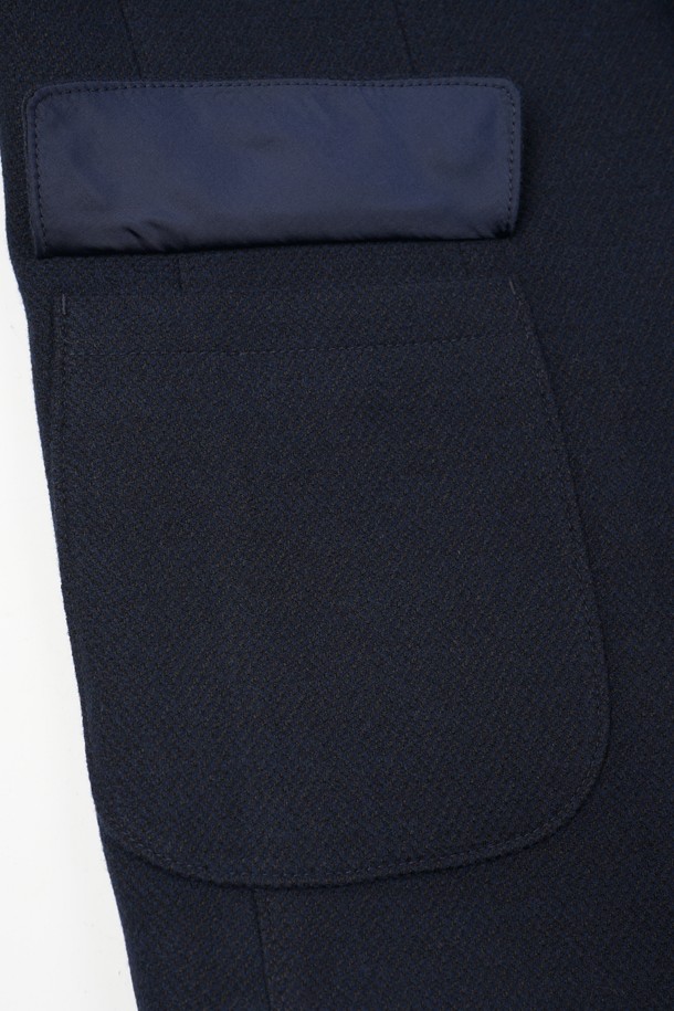 세련된 스타일을 완성하는 울 블렌드 블레이저 재킷입니다. 가을과 겨울에 어울리는 두꺼운 울 소재로 제작되어 따뜻하고 포근한 착용감을 선사합니다. 클래식하고 미니멀한 네이비 컬러의 무지 디자인으로, 오피스룩, 비즈니스 캐주얼, 모임룩 등 다양한 TPO에 활용할 수 있습니다. 레귤러핏 싱글 버튼 디자인과 테일러드 칼라, 포켓 디테일이 돋보이며, 긴 소매 기장으로 세련된 실루엣을 연출합니다. 여성스러운 라인을 살려주는 레귤러핏 블레이저로, 시크하고 세련된 스타일을 완성해 보세요.
