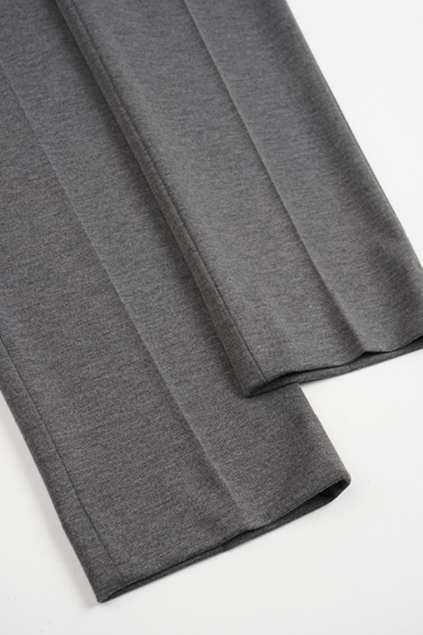 **컴포트 스트레치 S.R핏 셋업 슬랙스**는 남성용 슬랙스로, 미니멀하고 베이직한 스타일을 추구합니다. 봄, 가을에 착용하기 적합하며, 출근룩과 비즈니스 캐주얼에 잘 어울립니다. 부드러운 촉감의 폴리에스테르 소재로 제작되어 편안한 착용감을 제공하며, 레귤러핏으로 제작되었습니다. 얇은 두께에 스트레치 기능까지 더해져 활동성을 높였습니다. 무지 디자인으로 다양한 상의와 손쉽게 매치할 수 있는 실용적인 아이템입니다.
