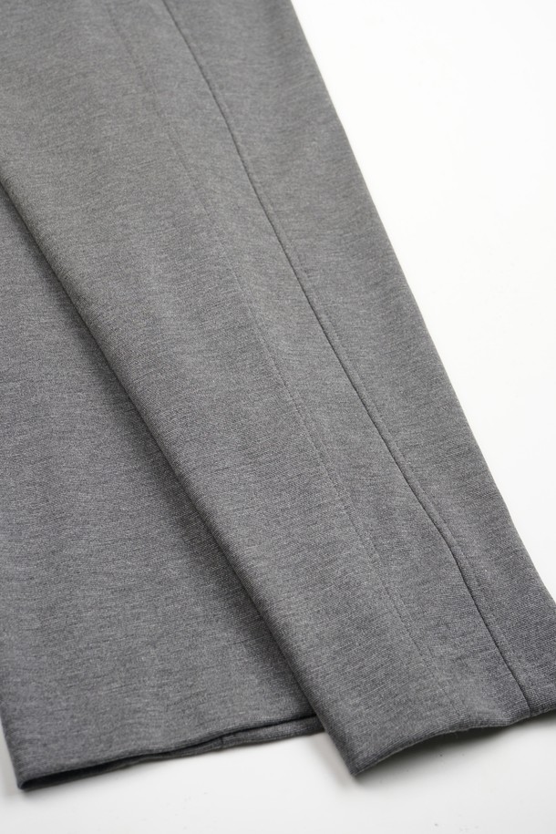 **컴포트 스트레치 R.C핏 셋업 슬랙스**는 남성용 슬랙스로, 부드러운 촉감과 얇은 두께로 편안한 착용감을 제공합니다. 봄, 가을에 적합하며, 베이직하고 캐주얼한 스타일을 연출하기 좋습니다. 레귤러핏으로 제작되었으며, 스트레치 기능과 밴딩 처리로 활동성을 높였습니다. 출근룩이나 비즈니스 캐주얼에 활용하기 좋으며, 캐주얼, 미니멀, 클래식 스타일을 선호하는 분들께 추천합니다. 무지 디자인의 그레이 컬러로 다양한 상의와 손쉽게 매치할 수 있습니다.
