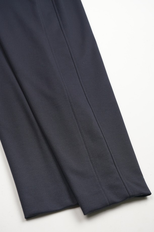 **컴포트 스트레치 R.C핏 셋업 슬랙스**는 남성용 바지로, 미니멀하고 베이직한 스타일을 추구하는 분들께 적합합니다. 네이비 색상의 긴 바지이며, 봄, 여름, 가을 계절에 착용하기 좋습니다. 폴리에스터 소재로 제작되어 부드러운 촉감을 제공하며, 레귤러 핏으로 편안하게 착용할 수 있습니다. 얇은 두께감과 스트레치 기능으로 활동성을 높였으며, 밴딩 처리로 허리 부분의 편안함까지 더했습니다. 출근룩과 비즈니스 캐주얼은 물론, 미니멀, 클래식, 캐주얼 스타일을 즐겨 입는 분들께 추천합니다.
