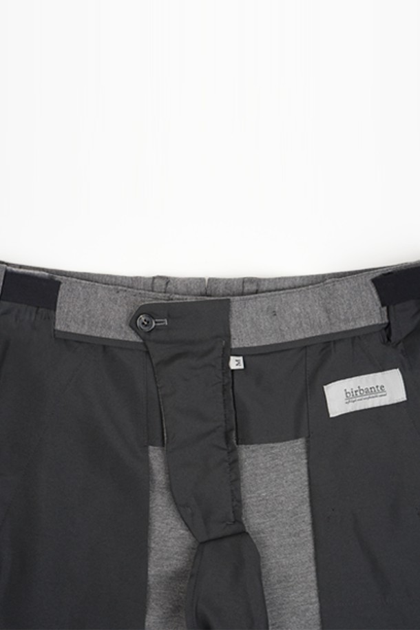 미니멀하고 세련된 스타일의 남성용 컴포트 스트레치 S.L핏 셋업 슬랙스입니다. 부드러운 촉감의 폴리에스테르 소재로 제작되어 편안한 착용감을 선사하며, 봄, 가을 시즌에 적합합니다. 슬림핏 디자인과 무지 패턴, 그레이 컬러로 어떤 상의와도 잘 어울려 출근룩 또는 비즈니스 캐주얼 스타일을 연출하기 좋습니다. 스트레치 기능이 있어 활동성을 높였으며 밴딩 없이 깔끔한 핏을 유지합니다. 클래식한 무드를 살려 데일리룩으로 활용해보세요.
