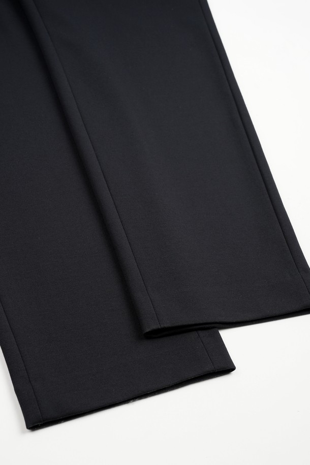 컴포트 스트레치 C.L핏 셋업 슬랙스는 베이직하고 클래식한 스타일을 추구하는 남성 고객을 위한 슬랙스입니다. 사계절 모두 착용 가능하며, 일상복, 오피스룩, 비즈니스 캐주얼, 출근룩 등 다양한 TPO에 활용할 수 있습니다. 부드러운 촉감의 폴리에스테르 소재로 제작되었으며, 레귤러핏 디자인으로 편안한 착용감을 제공합니다. 스트레치 기능이 더해져 활동성을 높였으며, 블랙 컬러의 무지 디자인으로 미니멀하고 시크한 스타일을 연출할 수 있습니다. 
