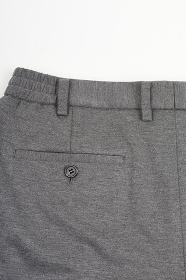 **컴포트 스트레치 C.L핏 셋업 슬랙스**는 남성용 슬랙스로, 일상, 오피스룩, 비즈니스 캐주얼, 출근룩에 적합합니다. 봄, 가을에 착용하기 좋으며, 클래식, 미니멀, 시크한 스타일을 연출할 수 있습니다. 레귤러핏으로 편안하게 착용 가능하며, 부드러운 촉감의 폴리에스테르 소재로 제작되었습니다. 무지(無地) 디자인에 밴딩이 없어 깔끔한 핏을 선사하며, 스트레치 기능으로 활동성을 높였습니다. 긴 기장의 슬랙스로 다양한 상의와 매치하여 스타일리시한 룩을 완성해보세요.