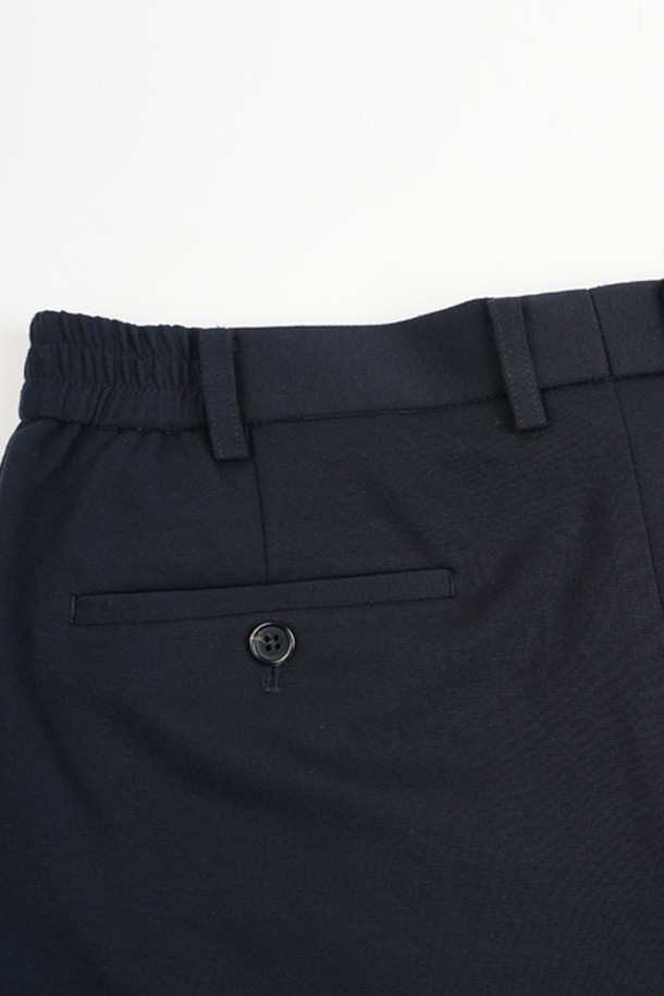 컴포트 스트레치 C.L핏 셋업 슬랙스는 남성용 슬랙스로, 네이비 컬러의 베이직하고 클래식한 스타일을 연출합니다. 사계절 착용 가능하며, 레귤러핏 디자인과 부드러운 촉감의 폴리에스테르 소재로 편안함을 선사합니다. 스트레치 기능으로 활동성을 높였으며, 오피스룩, 비즈니스 캐주얼, 출근룩 등 다양한 TPO에 활용 가능합니다. 미니멀한 디자인으로 깔끔한 스타일을 완성할 수 있습니다.
