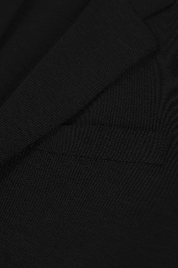 컴포트 스트레치 셋업 블레이저 재킷은 남녀 모두 착용 가능한 블랙 컬러의 블레이저입니다. 봄, 가을에 적합하며, 일상과 오피스룩 모두 소화 가능한 활용도가 높은 아이템입니다. 클래식하고 미니멀한 스타일을 추구하는 분들께 추천하며, 부드러운 촉감의 폴리에스테르와 스판덱스 혼방 소재로 제작되어 편안한 착용감을 선사합니다. 셋업으로 구성되어 있어 간편하게 스타일링할 수 있으며, 싱글 버튼, 레귤러 기장, 컴포트 핏으로 디자인되었습니다.
