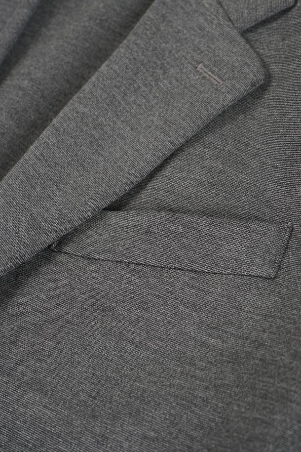 그레이 컬러의 컴포트 스트레치 셋업 블레이저 재킷입니다. 폴리에스테르와 스판덱스 혼방 소재로 제작되어 부드러운 촉감과 편안한 착용감을 제공합니다. 봄, 가을 시즌에 적합하며, 일상 및 오피스룩, 비즈니스 캐주얼, 출근룩 등 다양한 TPO에 활용할 수 있습니다. 클래식하고 베이직한 스타일에 컴포트 핏, 싱글 버튼 여밈, 레귤러 기장으로 디자인되었습니다. 스트레치 기능이 더해져 활동성을 높인 남성용 블레이저입니다.
