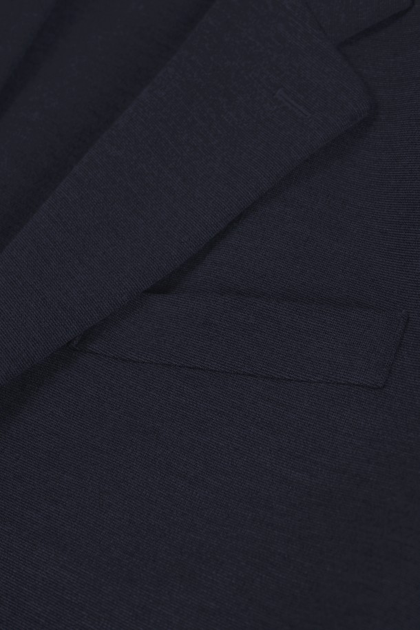 **컴포트 스트레치 셋업 블레이저 재킷**은 남성용 아우터로, 일상과 비즈니스룩에 모두 어울리는 활용도 높은 아이템입니다. 블랙, 네이비 두 가지 색상으로 제공되며, 봄, 가을 시즌에 착용하기 좋습니다. 미니멀하고 클래식한 스타일을 추구하며, 싱글 버튼 여밈과 컴포트핏으로 편안한 착용감을 선사합니다. 폴리에스테르와 스판덱스 혼방 소재로 제작되어 부드러운 촉감과 스트레치 기능을 제공합니다. 오피스룩, 비즈니스 캐주얼, 출근룩 등 다양한 TPO에 시크하게 매치할 수 있는 블레이저 재킷입니다.
