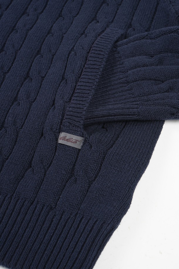 부드러운 촉감의 워셔블 코튼 소재로 제작된 케이블(Cable) 니트 투웨이 집업입니다. 봄, 가을 간절기에 활용하기 좋은 레귤러 핏의 긴소매 상의로, 캐주얼과 베이직한 스타일을 모두 아우릅니다. 하이넥 디자인과 두꺼운 두께감으로 따뜻함을 더하며, 네이비(Navy) 색상으로 다양한 룩에 매치하기 용이합니다. 워셔블 기능과 투웨이 지퍼 디테일로 실용성을 높여 출근룩과 모임룩 등 TPO에 맞춰 활용하기 좋습니다. 클래식하고 미니멀한 스타일을 즐기는 분들께 추천합니다.
