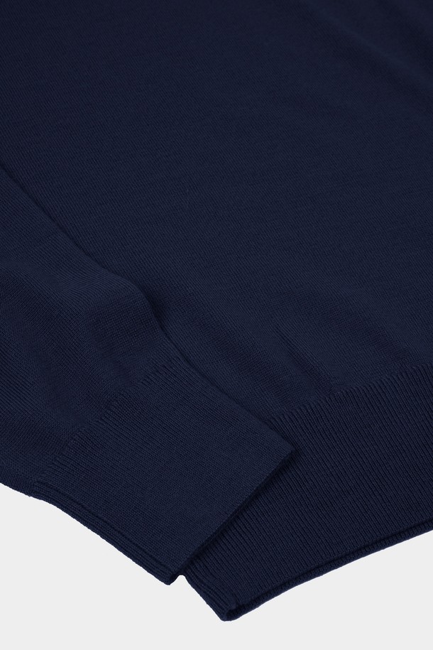 **워셔블 코튼 포켓 카라 니트**는 부드러운 촉감의 면 소재로 제작되어 봄, 가을에 착용하기 좋은 긴소매 니트입니다. 네이비 컬러의 무지 디자인에 레귤러핏으로 제작되어 베이직하면서도 캐주얼한 스타일을 연출합니다. 카라넥 디자인과 포켓 디테일이 포인트로, 출근룩이나 비즈니스 캐주얼에도 활용 가능합니다. 워셔블 기능으로 편안하게 관리할 수 있으며, 캐주얼, 미니멀, 클래식 스타일을 즐겨 입는 분들께 추천합니다.
