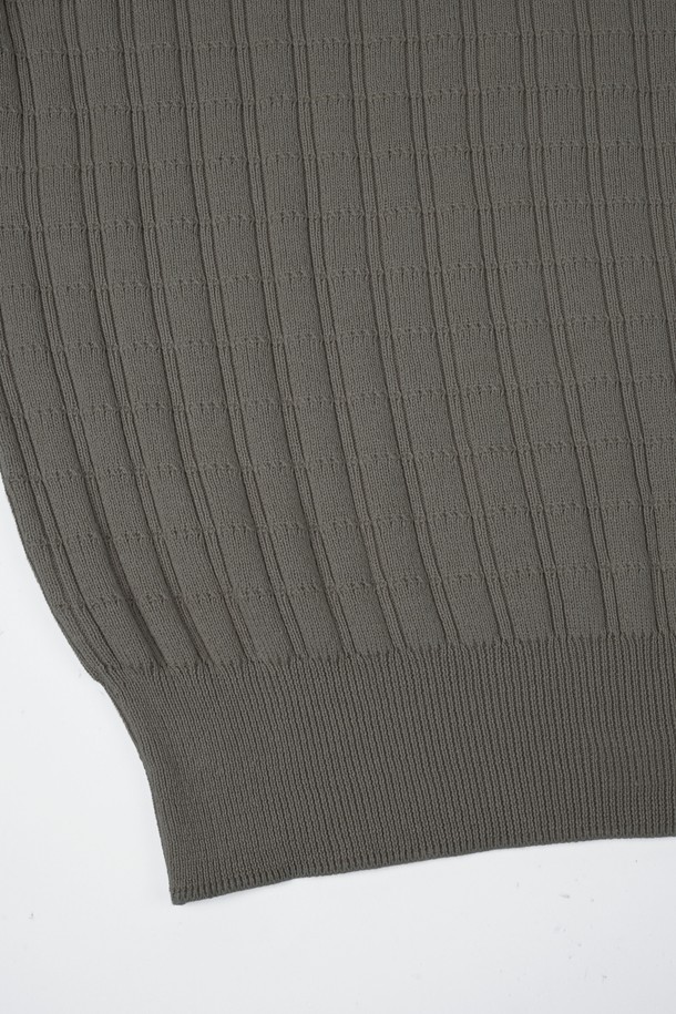 부드러운 촉감의 워셔블 코튼 소재로 제작된 여성용 스퀘어 라운드 니트입니다. 베이직하고 미니멀한 디자인으로, 봄, 가을 시즌에 활용하기 좋습니다. 얇은 두께감과 레귤러핏으로 편안하게 착용 가능하며, 카키 및 올리브 컬러로 출시되었습니다. 긴소매와 골지 패턴이 특징이며, 라운드넥 디자인으로 어떤 스타일에도 잘 어울립니다. 손쉽게 물세탁이 가능하여 실용적입니다.
