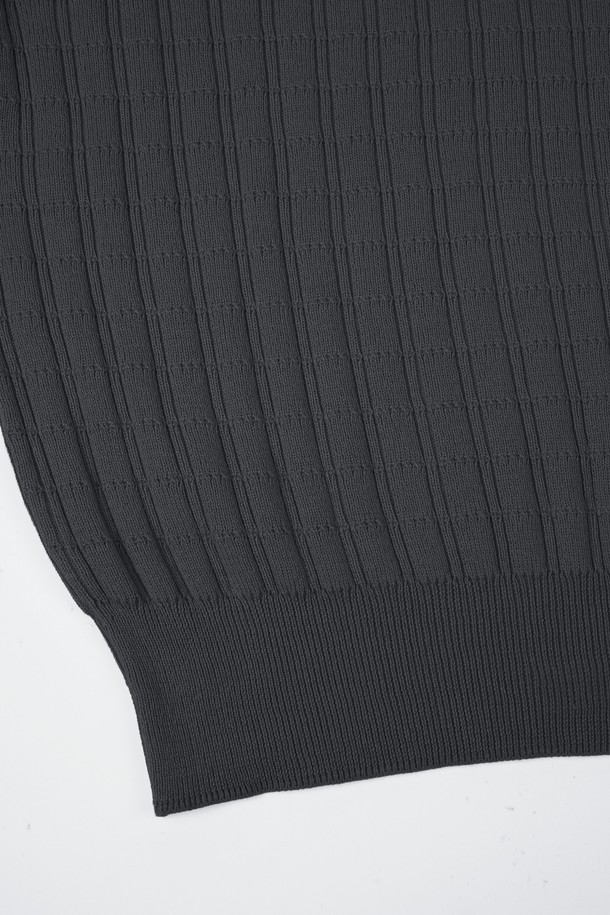 워셔블 코튼 스퀘어 라운드 니트는 부드러운 촉감의 면 소재로 제작되어 편안한 착용감을 선사합니다. 차콜 그레이 컬러의 베이직하고 미니멀한 디자인은 다양한 스타일과 쉽게 매치할 수 있으며, 크롭 기장과 레귤러 핏으로 세련된 실루엣을 연출합니다. 긴 소매와 라운드넥 디자인은 간절기부터 초봄까지 활용하기 좋으며, 골지 패턴이 은은한 포인트를 더합니다. 워셔블 기능으로 관리가 용이하여, 출근룩은 물론 일상에서도 부담 없이 즐겨 입을 수 있습니다.
