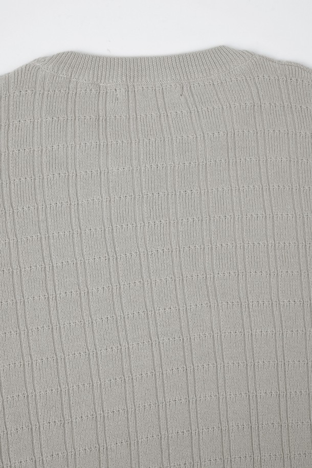 워셔블 코튼 스퀘어 라운드 니트는 베이직하고 미니멀한 스타일을 추구하는 분들을 위한 아이템입니다. 부드러운 촉감의 면 소재로 제작되어 봄, 가을에 편안하게 착용할 수 있으며, 얇은 두께감으로 간절기에도 활용도가 높습니다. 레귤러핏에 긴소매, 라운드넥 디자인으로 어떤 옷에도 쉽게 매치할 수 있어 출근룩, 데이트룩 등 다양한 TPO에 활용 가능합니다. 골지 패턴으로 은은한 포인트를 더했으며, 워셔블 기능으로 관리 또한 용이합니다. 그레이 컬러로 세련된 분위기를 연출해보세요.
