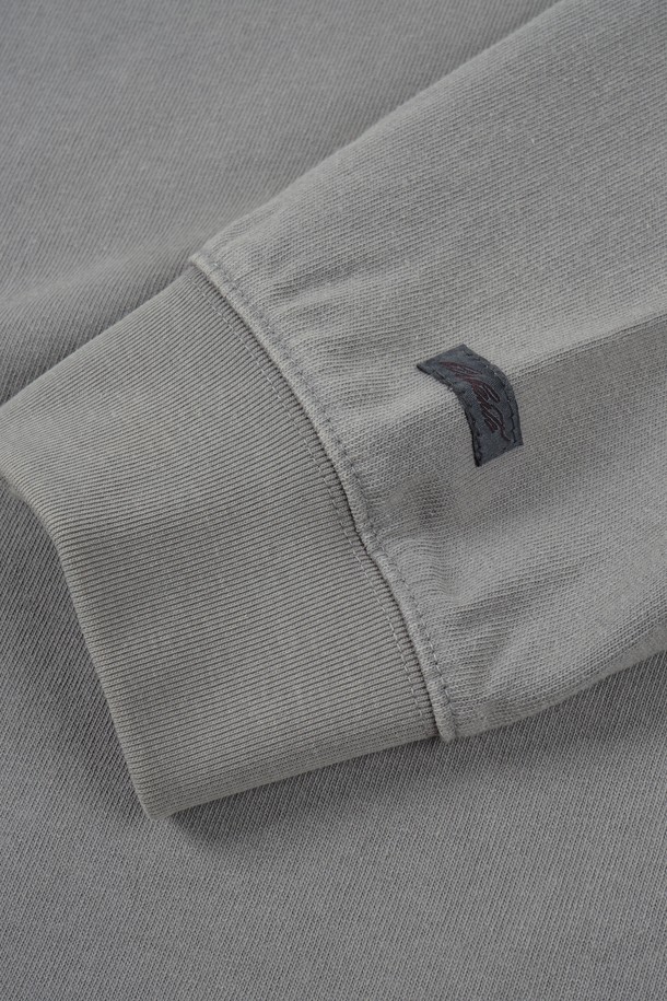 부드러운 면 소재의 워시드 포켓 롱슬리브 티셔츠입니다. 베이직하고 캐주얼한 스타일로 봄, 가을 간절기에 활용하기 좋습니다. 레귤러 핏에 라운드넥 디자인으로 편안한 착용감을 선사하며, 얇은 두께감으로 가볍게 즐겨 입을 수 있습니다. 그레이 컬러의 무지 디자인에 포켓 디테일이 더해져 실용성을 높였습니다. 캐주얼, 미니멀, 클래식 스타일을 즐겨 입는 분들께 추천합니다.
