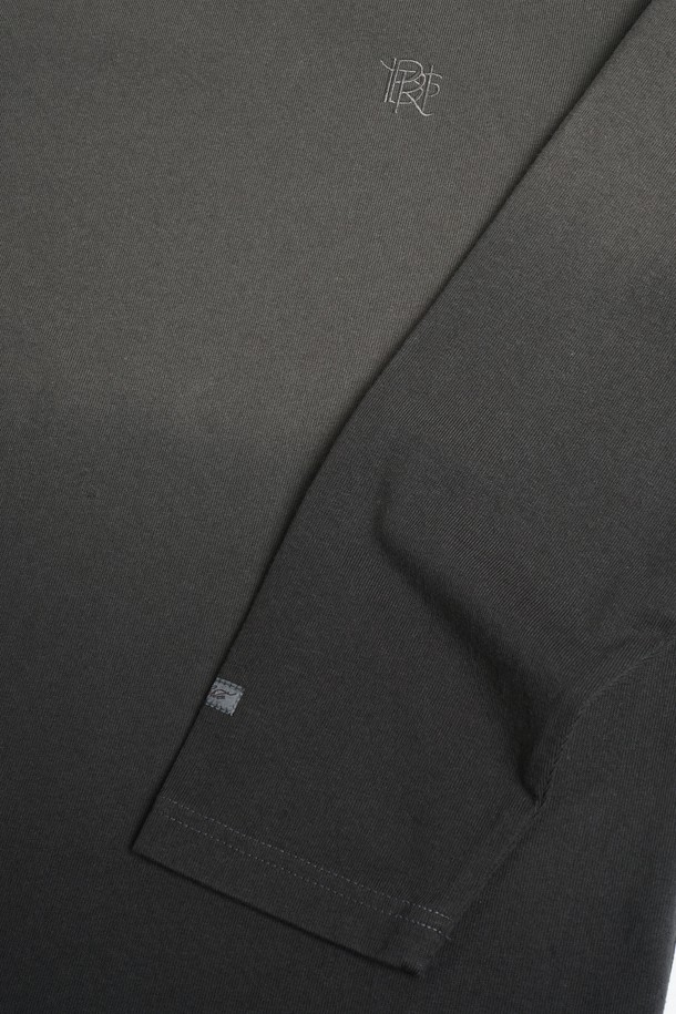 그라데이션 롱슬리브 티셔츠는 부드러운 면 소재로 제작되어 편안한 착용감을 선사합니다. 봄, 가을 시즌에 적합하며, 레귤러핏 디자인과 라운드넥으로 제작되어 베이직하면서도 미니멀, 캐주얼, 클래식 스타일을 연출하기 좋습니다. 은은한 그라데이션 컬러가 돋보이며, 긴 소매와 얇은 두께감으로 간절기 레이어드룩에 활용하기 좋습니다. 일상복으로 활용하기 좋은 디자인입니다.
