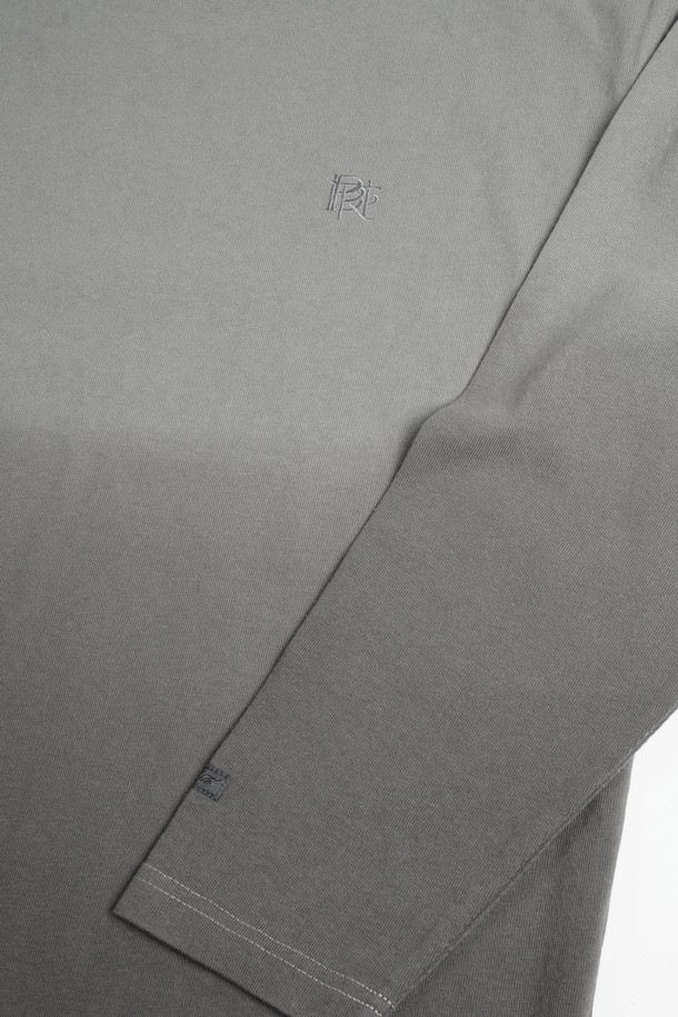 그라데이션 롱슬리브 티셔츠는 미니멀하고 캐주얼한 스타일을 추구하는 분들을 위한 필수 아이템입니다. 부드러운 면 소재로 제작되어 편안한 착용감을 선사하며, 봄, 가을에 적합합니다. 얇은 두께감으로 제작되어 레이어드하기 좋으며, 레귤러핏으로 제작되어 부담 없이 착용할 수 있습니다. 그레이와 블랙 두 가지 컬러로 출시되어, 어떤 스타일에도 쉽게 매치할 수 있습니다. 옴브레 디자인의 그라데이션 패턴이 특징이며, 라운드넥과 긴소매 디자인으로 시각적인 포인트를 더했습니다.
