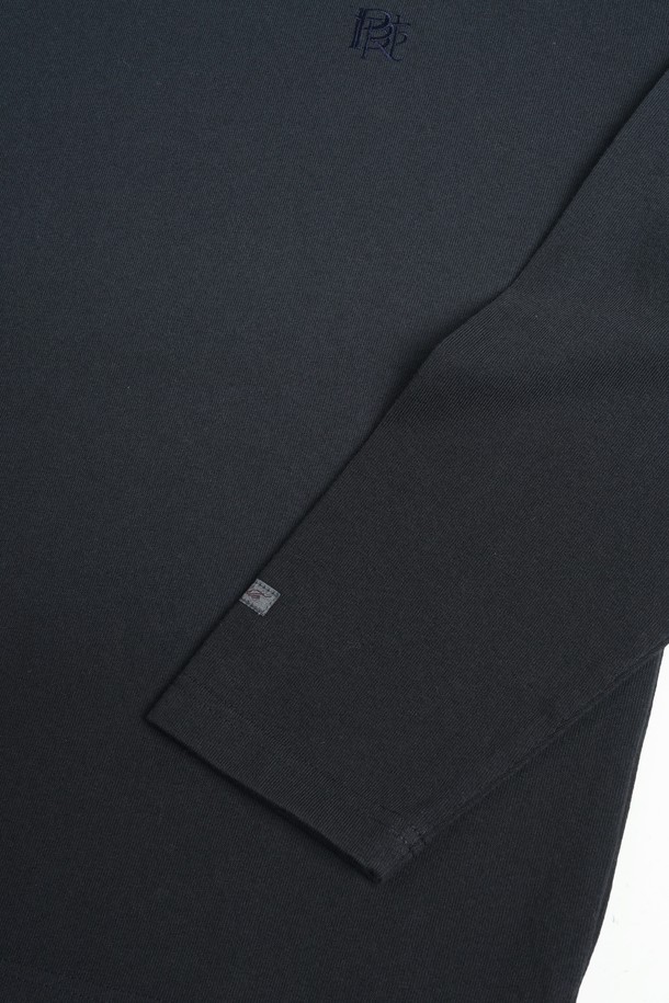 부드러운 면 소재로 제작되어 편안한 착용감을 선사하는 그라데이션 롱슬리브 티셔츠입니다. 베이직한 디자인에 블랙 컬러가 시크한 매력을 더하며, 루즈핏 크롭 기장으로 트렌디한 스타일을 연출합니다. 얇은 두께감과 긴 소매 기장으로 봄, 가을 시즌에 활용하기 좋으며, 산책룩이나 집콕룩 등 다양한 TPO에 매치할 수 있습니다. 라운드넥 디자인으로 어떤 스타일에도 잘 어울리며, 캐주얼하고 미니멀한 무드를 선호하는 분들께 추천합니다. 무지 패턴으로 심플함을 강조하여 데일리 아이템으로 활용하기 좋습니다.
