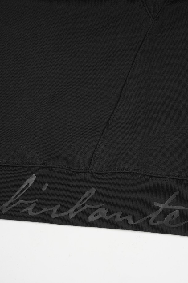 시그니처 크루넥 맨투맨은 남녀 공용으로 착용 가능한 베이직하고 캐주얼한 스타일의 상의입니다. 부드러운 촉감의 면 소재로 제작되어 봄, 가을, 겨울 세 계절 모두 활용 가능하며, 두꺼운 두께감으로 포근함을 더했습니다. 레귤러핏에 라운드넥 디자인, 무지 패턴의 블랙 컬러로 어떤 옷에도 쉽게 매치할 수 있습니다. 긴 소매 기장의 레귤러 기장 맨투맨으로, 미니멀하고 클래식한 스타일을 연출하기 좋습니다.
