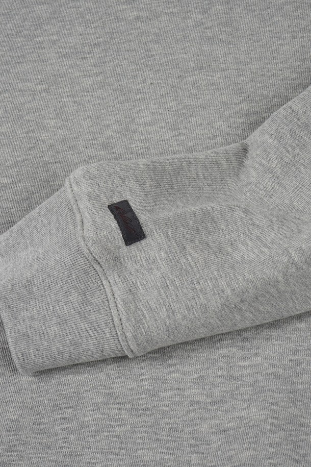 시그니처 크루넥 맨투맨은 공용으로 착용 가능한 상의입니다. 베이직하고 미니멀한 스타일로, 일상복으로 활용하기 좋습니다. 부드러운 면 소재로 제작되어 편안한 착용감을 선사하며, 두꺼운 두께감으로 봄, 가을, 겨울 세 계절 모두 따뜻하게 입을 수 있습니다. 레귤러핏에 라운드넥 디자인, 긴 소매 기장으로 클래식하고 캐주얼한 느낌을 줍니다. 무지 디자인의 그레이 컬러로 어떤 스타일에도 쉽게 매치할 수 있는 아이템입니다.
