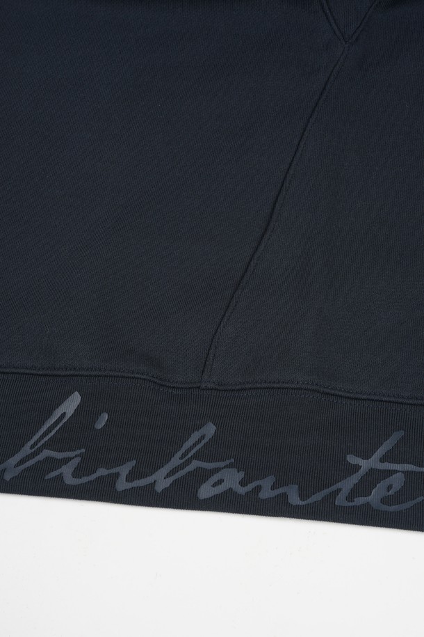 네이비 컬러의 시그니처 크루넥 맨투맨입니다. 부드러운 면 소재로 제작되어 편안한 착용감을 선사하며, 두꺼운 두께감으로 봄, 가을, 겨울 모두 활용 가능합니다. 레귤러핏에 라운드넥 디자인으로, 베이직하고 캐주얼한 스타일을 연출하기 좋습니다. 출근룩이나 캠핑룩 등 다양한 TPO에 활용할 수 있으며, 미니멀, 캐주얼, 클래식 스타일을 즐겨 입는 분들께 추천합니다. 긴 소매 기장의 무지 디자인으로, 어떤 하의와도 쉽게 매치할 수 있습니다.
