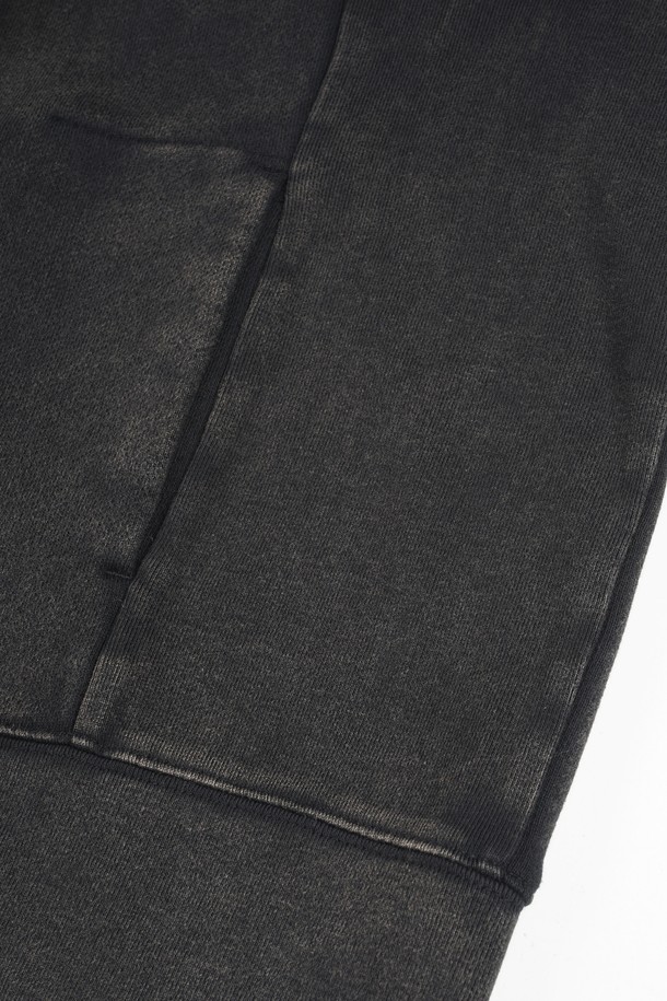 가먼트워싱 브이넥 스웨트 가디건은 캐주얼, 미니멀 스타일을 즐기는 분들을 위한 데일리 아이템입니다. 부드러운 면 소재로 제작되어 편안한 착용감을 선사하며, 봄, 가을 간절기에 활용하기 좋습니다. 레귤러핏 디자인과 무지 패턴으로 어떤 옷에도 쉽게 매치할 수 있으며, 출근룩, 데이트룩 등 다양한 TPO에 적합합니다. 가먼트워싱 기법으로 자연스러운 멋을 더한 긴소매 가디건입니다.
