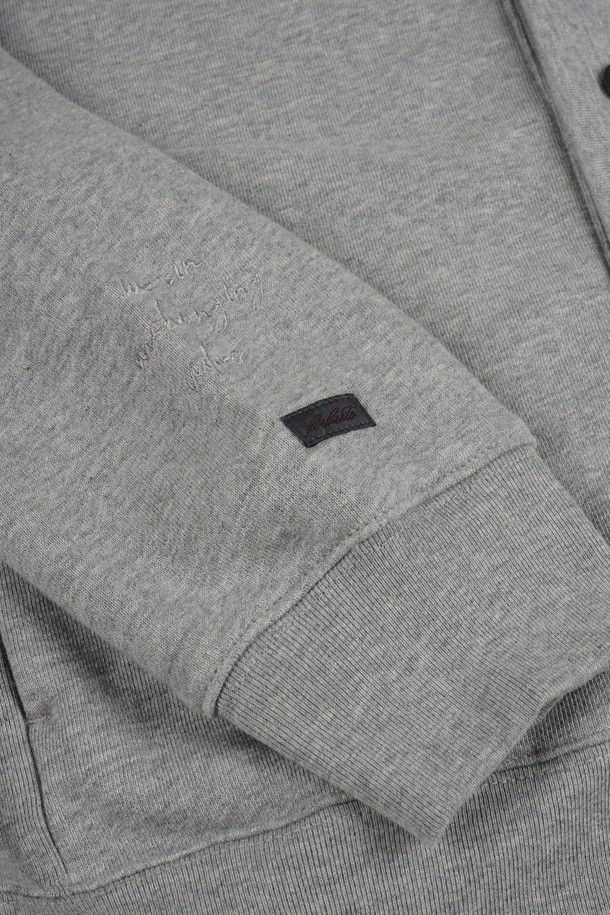 부드러운 면 소재로 제작되어 편안한 착용감을 선사하는 브이넥 스웨트 가디건입니다. 베이직하고 캐주얼한 스타일로, 일상생활은 물론 출근룩과 모임룩에도 활용하기 좋습니다. 크롭 기장과 레귤러핏으로 트렌디한 실루엣을 연출하며, 두꺼운 두께감으로 간절기에 따뜻하게 입을 수 있습니다. 무지 디자인에 긴 소매, 포켓 디테일, 버튼 여밈 방식으로 실용성을 더했습니다. 그레이 컬러로 다양한 스타일과 쉽게 매치할 수 있는 활용도 높은 아이템입니다.
