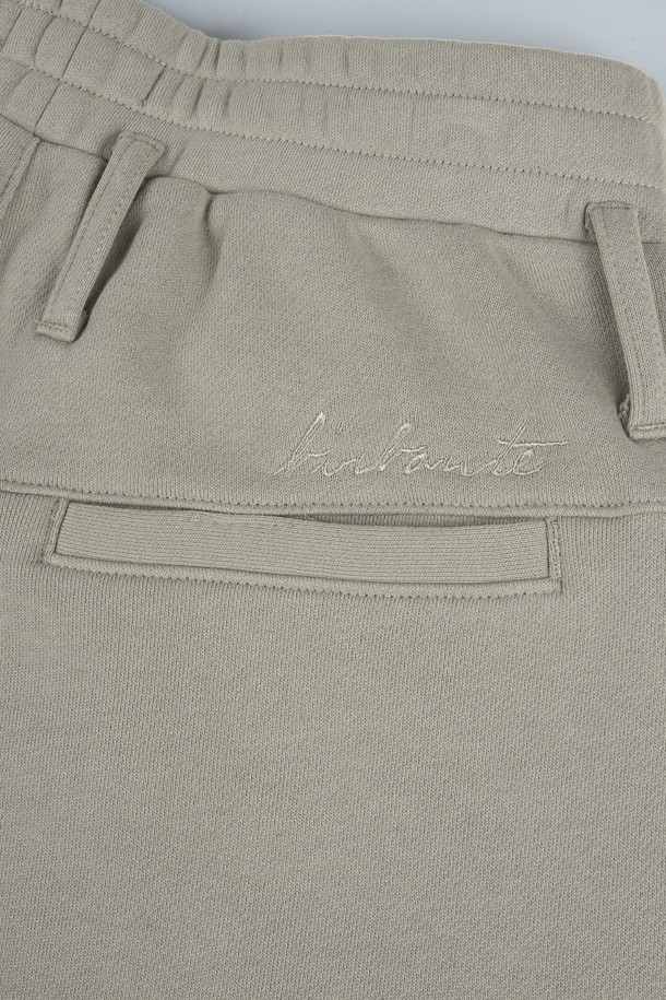 C.L핏 원턱 스웨트 팬츠는 편안한 착용감과 스타일리시함을 동시에 잡은 공용 스웨트 팬츠입니다. 부드러운 면 소재로 제작되어 쾌적한 착용감을 선사하며, 레귤러핏으로 누구나 부담 없이 즐길 수 있습니다. 카키, 올리브 두 가지의 베이직한 컬러로 출시되어 다양한 상의와 매치하기 용이합니다. 봄, 가을 시즌에 산책룩, 집콕룩 등 캐주얼하고 미니멀한 스타일을 연출하기 좋습니다. 허리 밴딩과 원턱 디테일로 편안함과 활동성을 더했습니다.
