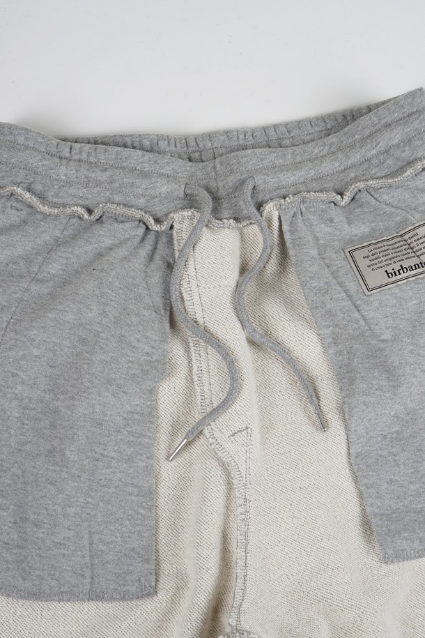 C.L핏 원턱 스웨트 팬츠는 캐주얼과 스포티한 스타일을 모두 아우르는 공용 스웨트 팬츠입니다. 부드러운 면 소재로 제작되어 봄, 가을 시즌에 편안하게 착용하기 좋습니다. 허리 밴딩과 원턱 디테일이 편안한 착용감을 선사하며, 레귤러핏으로 제작되어 다리가 더욱 슬림해 보이는 효과를 줍니다. 일상생활은 물론 산책이나 집콕 시 편안한 활동성을 보장하며, 미니멀한 디자인으로 다양한 상의와 매치하기 용이합니다. 그레이 컬러의 무지 디자인으로 어떤 스타일에도 쉽게 코디할 수 있습니다.
