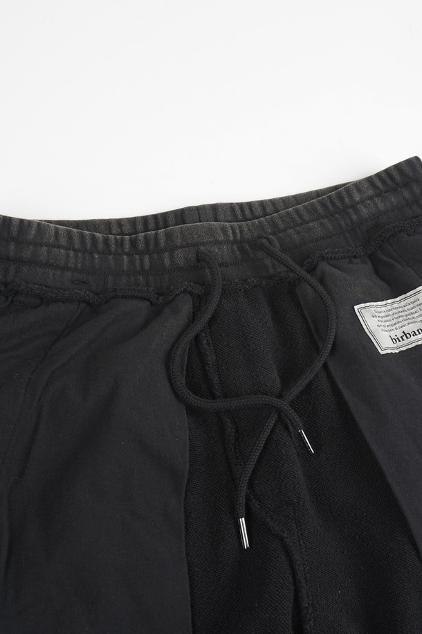 가먼트 워싱 처리로 자연스러운 멋을 더한 C.L핏 원턱 스웨트 팬츠입니다. 부드러운 면 소재로 제작되어 편안한 착용감을 선사하며, 레귤러핏으로 제작되어 캐주얼하고 미니멀한 스타일을 연출합니다. 넉넉한 두께감으로 간절기부터 초겨울까지 활용 가능하며, 밴딩 허리 디자인으로 활동성을 높였습니다. 무지 디자인과 블랙 컬러로 어떤 상의와도 쉽게 매치하여 데일리룩을 완성할 수 있습니다. 남성 고객분들께 추천하는 활용도 높은 스웨트 팬츠입니다.
