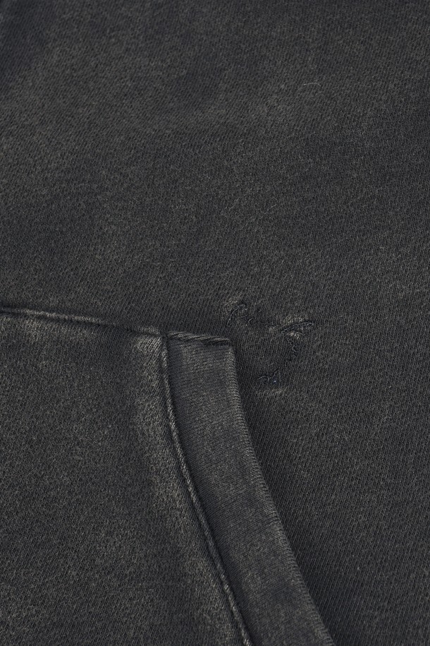 가먼트워싱 투웨이 레이어드 후드 집업은 캐주얼, 미니멀, 시티보이 스타일을 즐기는 분들을 위한 아이템입니다. 부드러운 면 소재로 제작되어 편안한 착용감을 선사하며, 봄, 가을 간절기에 활용하기 좋습니다. 블랙 컬러의 무지 디자인에 레귤러핏으로 제작되어 어떤 스타일에도 쉽게 매치할 수 있습니다. 가먼트워싱 기법으로 자연스러운 느낌을 더했으며, 레이어드 디자인과 후드 디테일로 개성을 더했습니다. 일상, 봄 소풍, 캠핑 등 다양한 TPO에 활용 가능합니다.
