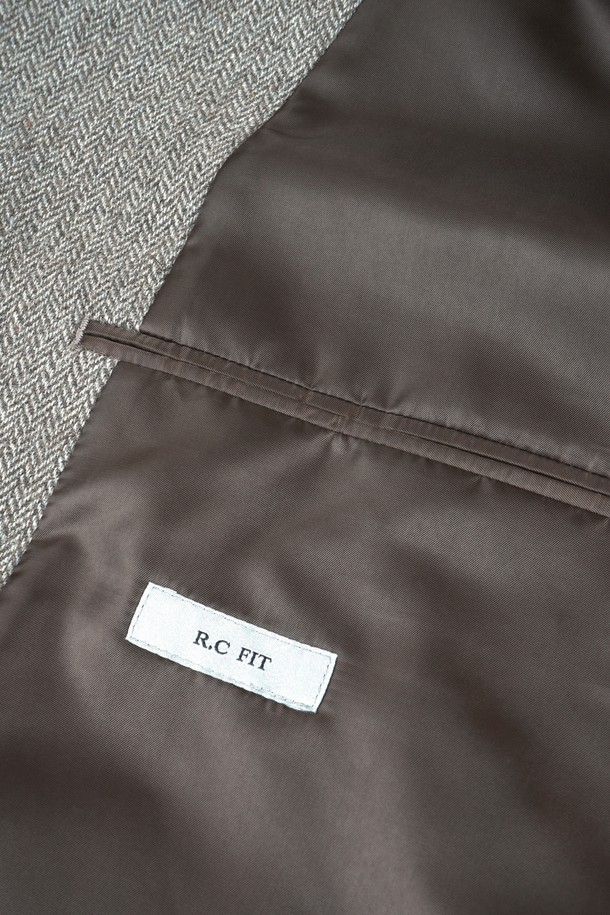 울 블렌드 레더 카라 블루종 재킷은 남성분들을 위한 가을, 겨울철 필수 아우터입니다. 고급스러운 울 혼방 소재와 레더 카라 디테일이 돋보이며, 그레이 컬러로 어떤 스타일에도 세련되게 매치할 수 있습니다. 캐주얼, 클래식 스타일 모두 소화 가능하며, 출근룩이나 모임룩으로 활용하기 좋습니다. 레귤러핏에 집업 스타일로 편안한 착용감을 선사하며, 두꺼운 두께감으로 따뜻함을 더했습니다.
