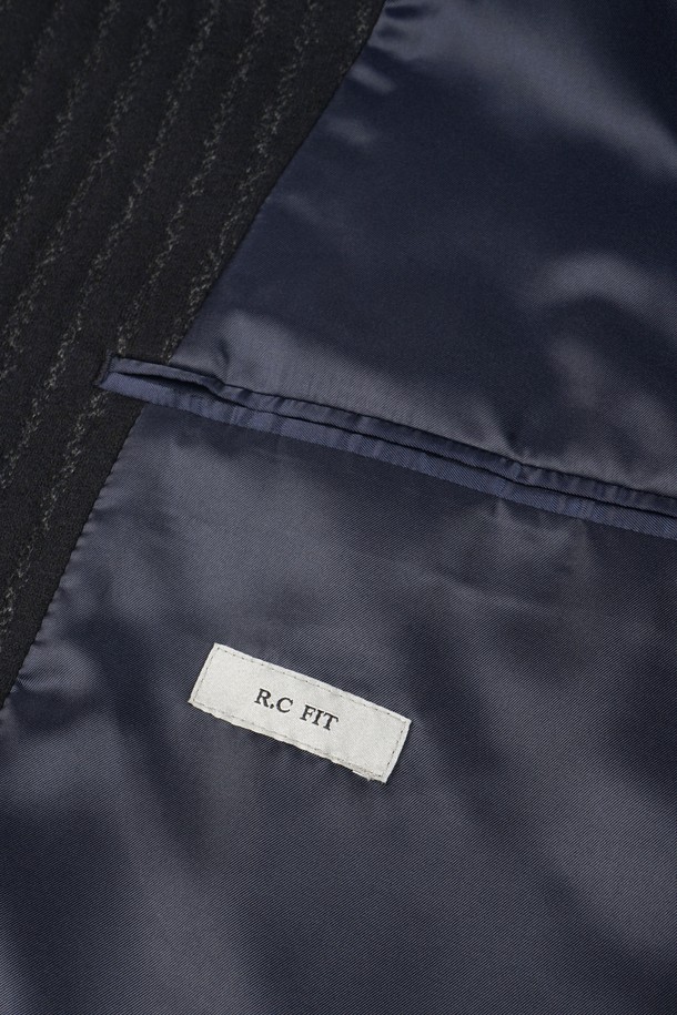 네이비 컬러의 울 블렌드 레더 카라 블루종 재킷입니다. 가을, 겨울 시즌에 어울리는 두꺼운 두께감으로, 클래식과 캐주얼 스타일을 모두 소화할 수 있습니다. 레귤러핏으로 제작되었으며, 집업 방식으로 편안하게 착용할 수 있습니다. 데이트룩, 출근룩 등 다양한 TPO에 활용 가능하며, 스트라이프 패턴이 은은한 포인트를 더합니다. 클래식, 캐주얼, 미니멀 스타일을 즐겨 입는 남성분들께 추천합니다.
