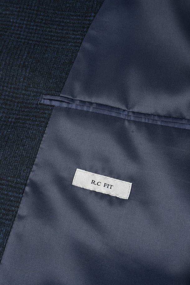 울 블렌드 레더 카라 블루종 재킷은 가을과 겨울 시즌에 어울리는 남성용 아우터입니다. 네이비 컬러의 무지 디자인으로, 클래식하고 베이직한 스타일을 연출합니다. 울 소재와 가죽 소재의 조화로 고급스러운 느낌을 주며, 두꺼운 두께감으로 따뜻하게 착용할 수 있습니다. 레귤러핏 디자인에 크롭 기장으로 세련된 실루엣을 강조하며, 버튼 여밈 방식과 긴 소매 기장으로 편안함을 더했습니다. 출근룩, 비즈니스 캐주얼, 모임룩 등 다양한 TPO에 활용 가능하며, 클래식, 미니멀, 시크한 스타일을 즐기는 분들께 추천합니다.
