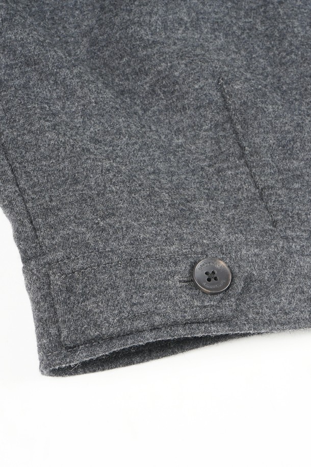 울 블렌드 블루종 재킷은 가을, 겨울철에 착용하기 좋은 남녀 공용 아우터입니다. 두꺼운 울 소재로 제작되어 보온성이 뛰어나며, 캐주얼하고 베이직한 스타일을 연출하기 좋습니다. 무지 패턴의 그레이 컬러는 어떤 옷에도 잘 어울리며, 레귤러핏 디자인으로 편안한 착용감을 제공합니다. 버튼 여밈 방식과 긴소매, 포켓 디테일이 돋보이는 크롭 기장의 블루종으로, 캐주얼, 클래식, 미니멀 스타일을 모두 소화할 수 있습니다.
