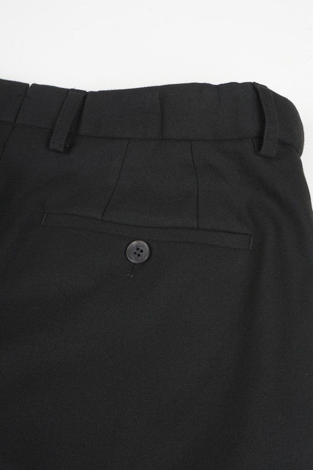 **웜 스판 S.L핏 히든 밴딩 슬랙스**는 남성용 슬랙스로, 미니멀하고 시크한 스타일을 연출합니다. 얇고 부드러운 웜스판 소재로 제작되어 봄, 가을에 편안하게 착용 가능하며, 슬림핏 디자인으로 깔끔한 실루엣을 선사합니다. 히든 밴딩 처리로 허리 부분의 편안함을 더했으며, 무지 패턴으로 어떤 상의와도 매치하기 용이합니다. 오피스룩, 비즈니스 캐주얼, 데이트룩 등 다양한 TPO에 활용할 수 있는 실용적인 아이템입니다.
