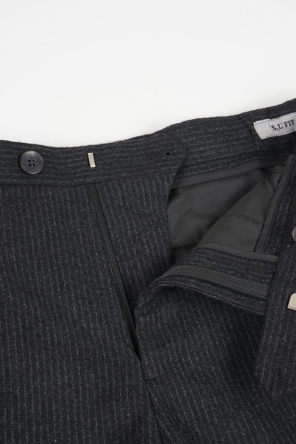 부드러운 촉감의 웜 스판 소재로 제작되어 편안한 착용감을 선사하는 남성용 슬랙스입니다. 베이직하고 미니멀한 디자인으로 다양한 스타일 연출에 활용하기 좋습니다. 히든 밴딩 디테일로 허리 부분의 편안함을 더했으며, 슬림핏으로 깔끔한 실루엣을 연출합니다. 차콜그레이 컬러와 얇은 두께감으로 봄, 가을철에 활용하기 좋으며, 출근룩이나 비즈니스 캐주얼 스타일, 미니멀, 클래식, 캐주얼 스타일 모두 소화 가능합니다. 긴 기장으로 어떤 신발에도 잘 어울립니다.
