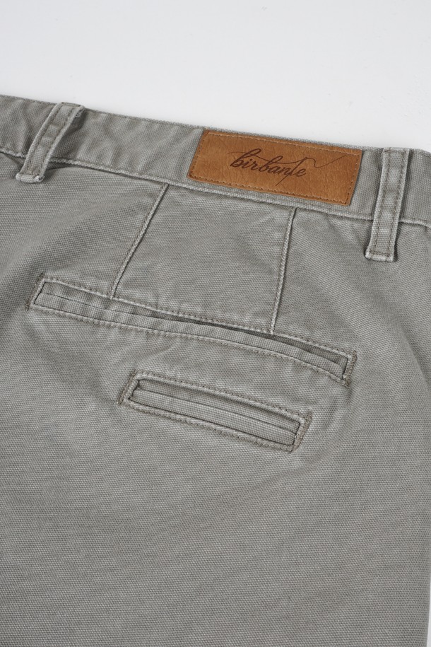 가먼트워싱 스판 R.C핏 치노 팬츠는 남성용 바지로, 캐주얼, 미니멀, 클래식 스타일을 아우르는 활용도 높은 제품입니다. 부드러운 촉감의 면과 스판덱스 혼방 소재로 제작되어 편안한 착용감을 선사하며, 봄, 가을에 적합합니다. 레귤러핏으로 제작되어 어떤 상의와도 자연스럽게 어울리며, 일상, 출근룩, 데이트룩 등 다양한 TPO에 매치하기 좋습니다. 가먼트워싱 기법으로 제작되어 자연스러운 멋을 더했으며, 무지 디자인으로 유행을 타지 않고 오래도록 즐겨 입을 수 있습니다.
