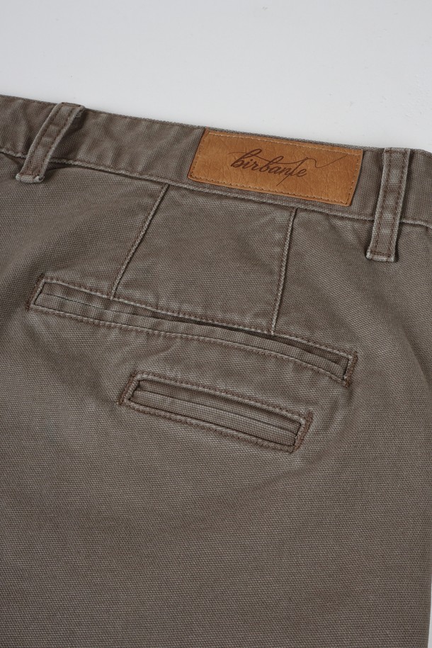 가먼트워싱 스판 R.C핏 치노 팬츠는 남성용 바지로, 캐주얼, 클래식, 미니멀 스타일을 모두 아우릅니다. 면과 스판덱스 혼방 소재로 제작되어 편안한 착용감을 제공하며, 가먼트워싱 기법으로 자연스러운 분위기를 더했습니다. 레귤러핏 디자인과 카키 컬러는 어떤 상의와도 쉽게 매치되어 출근룩이나 비즈니스 캐주얼에도 활용하기 좋습니다. 봄, 가을 시즌에 적합하며, 무지 디자인으로 유행을 타지 않고 오래도록 즐겨 입을 수 있습니다.
