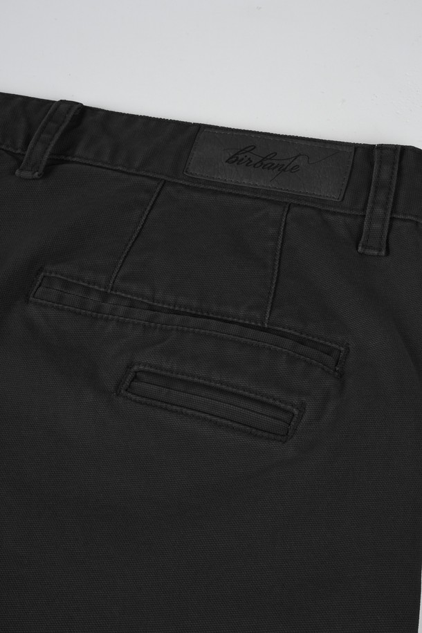 가먼트워싱 스판 R.C핏 치노 팬츠는 남성용 바지로, 캐주얼, 미니멀, 클래식 스타일을 아우르는 활용도 높은 아이템입니다. 부드러운 촉감의 면, 스판덱스 혼방 소재로 제작되어 편안한 착용감을 선사하며, 레귤러핏으로 제작되어 다리가 더욱 슬림해 보이는 효과를 줍니다. 봄, 가을에 적합하며, 출근룩, 데이트룩 등 다양한 TPO에 매치하기 좋습니다. 가먼트워싱 기법을 통해 자연스러운 주름과 빈티지한 느낌을 살린, 무지 디자인의 블랙 컬러 치노 팬츠입니다.
