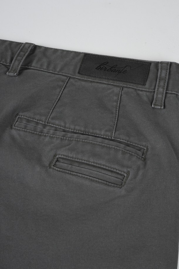 가먼트워싱 스판 R.C핏 치노 팬츠는 남성용 바지로, 부드러운 촉감의 면과 스판덱스 혼방 소재로 제작되어 편안한 착용감을 선사합니다. 봄, 가을에 적합하며, 레귤러핏 디자인과 무지 패턴으로 캐주얼하고 베이직한 스타일을 연출합니다. 가먼트워싱 기법을 통해 자연스러운 질감과 은은한 멋을 더했으며, 출근룩과 비즈니스 캐주얼, 그리고 캐주얼, 미니멀, 클래식 스타일을 즐겨 입는 분들께 추천합니다. 색상은 그레이 단일 색상으로 출시되었습니다.
