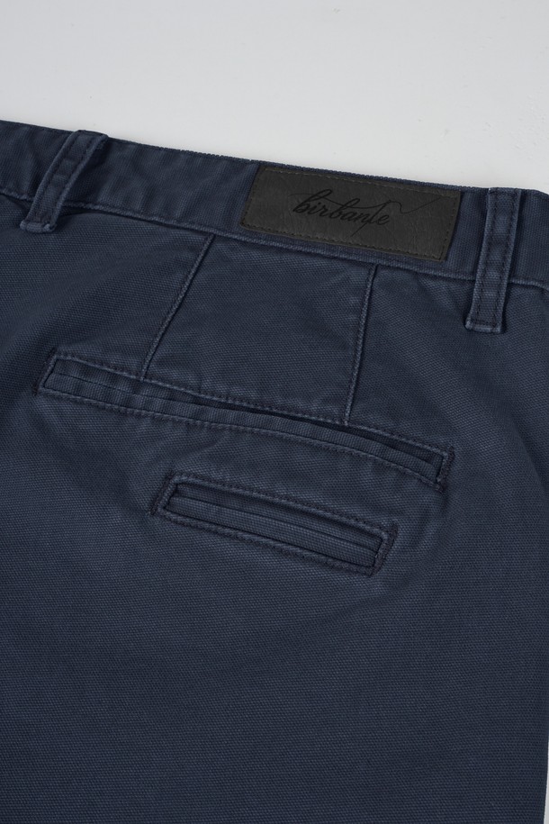 가먼트워싱 스판 R.C핏 치노 팬츠는 남성용 바지로, 베이직하고 캐주얼한 스타일을 연출합니다. 면과 스판덱스 혼방 소재로 제작되어 부드러운 촉감과 편안한 착용감을 제공하며, 봄, 여름, 가을 세 계절에 걸쳐 활용 가능합니다. 레귤러핏으로 제작되어 출근룩이나 비즈니스 캐주얼, 캐주얼, 미니멀, 클래식 스타일에도 잘 어울립니다. 가먼트워싱 기법으로 제작되어 자연스러운 멋을 더한 네이비 컬러의 무지 디자인 긴바지입니다.
