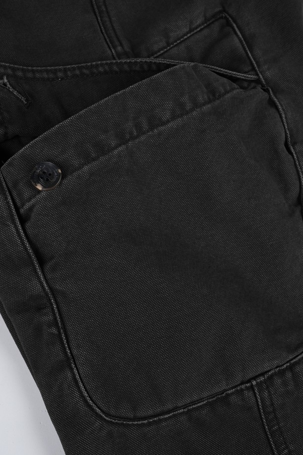 가먼트워싱 C.L핏 카고 치노 팬츠는 남성용 바지로, 캐주얼, 미니멀, 클래식 스타일을 아우릅니다. 봄, 가을에 적합하며, 일상 및 출근룩, 비즈니스 캐주얼에 활용하기 좋습니다. 면 소재의 레귤러핏 긴바지로, 무지 패턴에 카고 포켓 디테일과 가먼트워싱 처리가 돋보입니다. 블랙 컬러로 어떤 상의에도 쉽게 매치하여 베이직하면서도 세련된 스타일을 연출할 수 있습니다.
