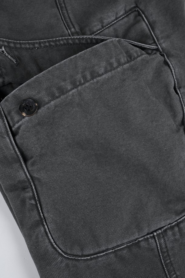 가먼트워싱 C.L핏 카고 치노 팬츠는 남성용 바지로, 캐주얼과 밀리터리 스타일을 동시에 즐길 수 있습니다. 봄, 가을에 적합하며, 일상 및 출근룩, 캠핑룩 등 다양한 TPO에 활용 가능합니다. 레귤러핏으로 편안한 착용감을 제공하며, 무지 패턴의 그레이 컬러로 어떤 상의와도 잘 어울립니다. 면 소재에 가먼트워싱 기법을 더해 부드러운 촉감과 자연스러운 멋을 살렸으며, 카고 포켓 디테일이 실용성을 더합니다.
