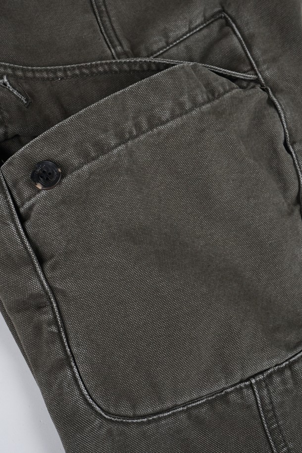 가먼트워싱 C.L핏 카고 치노 팬츠는 남성용 바지로, 캐주얼과 밀리터리 스타일을 동시에 즐길 수 있습니다. 면 소재에 레귤러핏으로 제작되어 편안한 착용감을 제공하며, 봄, 가을에 적합합니다. 카키와 올리브 두 가지 색상으로 출시되어, 출근룩이나 캠핑룩 등 다양한 TPO에 활용 가능합니다. 워크웨어 스타일을 선호하는 분들에게 특히 추천하며, 카고 포켓과 가먼트워싱 디테일이 특징입니다.
